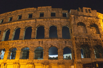 Fototapeta premium Ancient Roman Amphitheater at night in Pula, Istrian Peninsula in Croatia