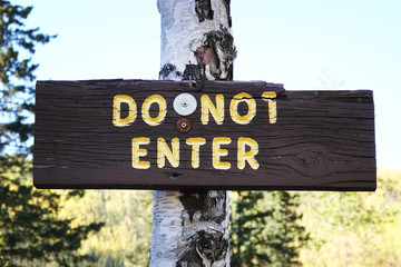 立ち入り禁止　 road blockade ahead, do not enter