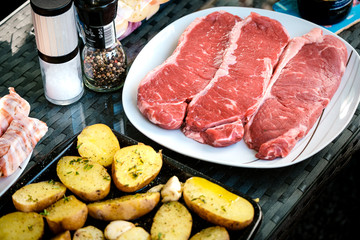 3 Rumpsteaks und Kartoffelhälften
