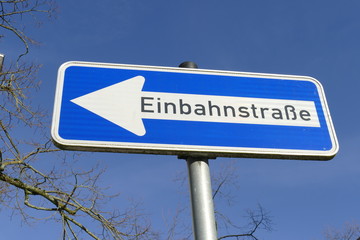Fototapeta premium Verkehrsschild Einbahnstrassenschild, Blauer Himmel, Deutschland, Europa