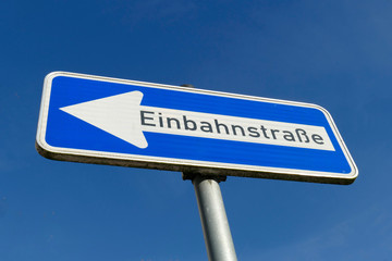 Verkehrsschild Einbahnstrassenschild, Blauer Himmel, Deutschland, Europa