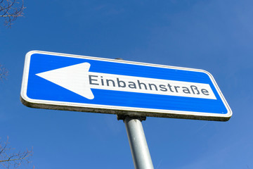 Fototapeta premium Verkehrsschild Einbahnstrassenschild, Blauer Himmel, Deutschland, Europa