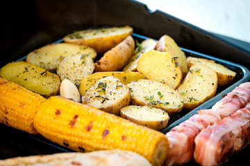 Kartoffeln, Mais, Feta im Speckmantel am Grill