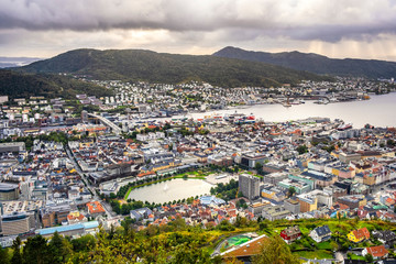 Obraz premium Bergen, Norway - Panoramic city view with Bergen Vagen harbor - Bergen Havn - and historic Bryggen heritage district seen from Mount Floyen