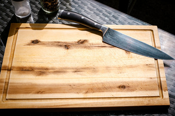 Holzbrett und Messer