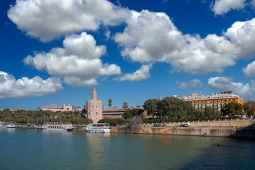 Obraz na płótnie Canvas paseo por la rivera del río Guadalquivir en la ciudad de Sevilla, España