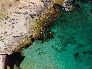 Veduta aerea costa marina rocciosa