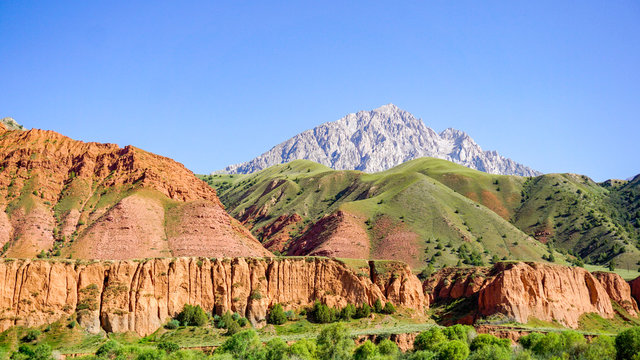 Kirgisistan, Osh Region, Kyzyl-Korgon, Farbige Bergszenerie in den s&uuml;dlichen Bergen Kirgistans