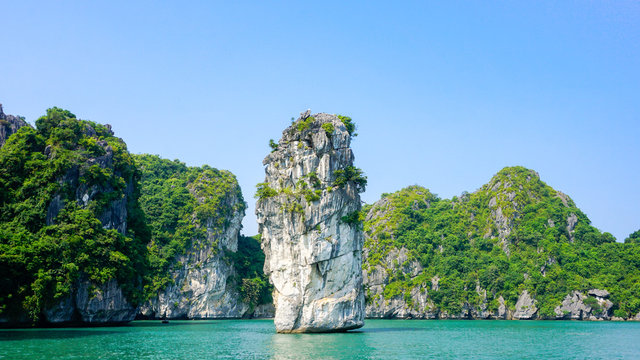 Vietnam, Hải Phòng, Cát Hải, Einsamer Felsen in der Halong Bucht