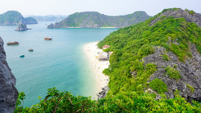 Vietnam, Hải Ph&ograve;ng, C&aacute;t Hải, Ansicht von oben auf die Monkey Island in Vietnam, mitten in der Halong Bucht