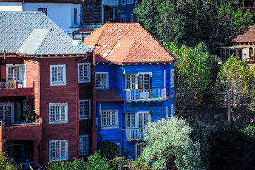 Fototapeta na wymiar Colorful and Bright Houses on the Mountain Hills of Valparaiso, Chile