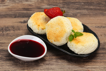 Curd pancakes with jam and stravberry
