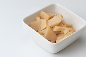 白いおわんに入った、たけのこ