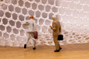 網をくぐろうとする男たち