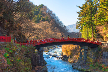 Naklejka premium Shinkyo Bridge during Autumn in Nikko