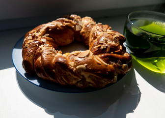 bagel on a plate and a glass of tea are on the table