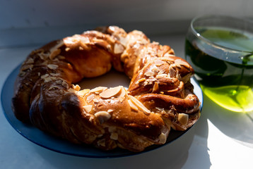 bagel on a plate and a glass of tea are on the table