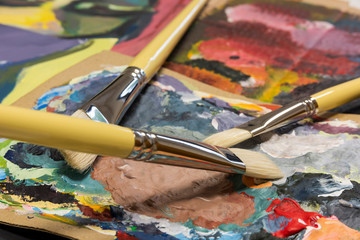 Obraz premium Brushes with bristles on the painting palette