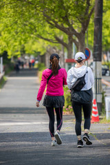 Obraz premium 朝の公園で散歩している親子