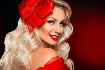 Elegant Woman with red lips and hat over dark background. Beautiful girl with curly hair surprised and smiling. Expressive facial expressions. Retro  blonde portrait.