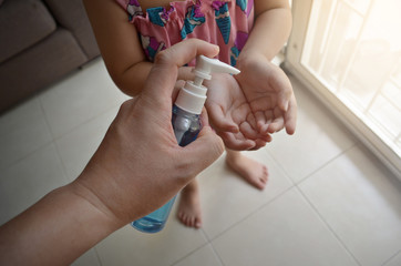 squeeze the alcohol gel in the bottle onto the palm of the daughter to clean.
