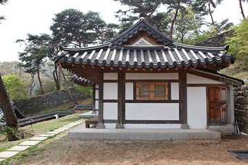 Fototapeta na wymiar 한국 인천시 강화군 전등사 사찰입니다