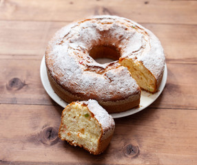 Round cake sprinkled with icing sugar