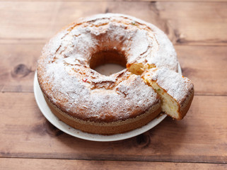 Round cake sprinkled with icing sugar