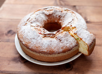 Round cake sprinkled with icing sugar