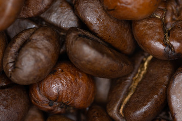 Nahaufnahme von Kaffeebohnen auf einem Haufen
