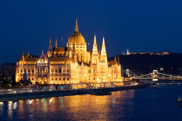Fototapeta na wymiar Das ungarische Parlament bei Abenddämmerung im Sommer