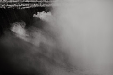 Ombres et lumières sur les chutes du Niagara en noir et blanc