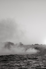 Fototapeta na wymiar Les chutes du Niagara en noir et blanc
