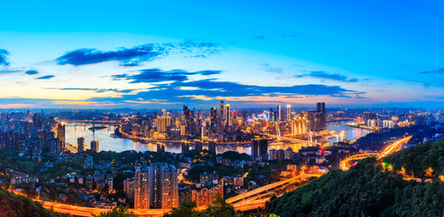 Obraz premium Panoramę miasta Chongqing i krajobraz architektoniczny o zachodzie słońca, Chiny.