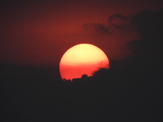Obraz premium Sunset seen through the enchanting Nilgiri Mountains of Western Ghats