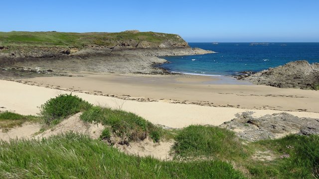 Plage d&eacute;serte &agrave; Saint-Malo en Bretagne : plage de la Varde avec vue sur la pointe de la Varde &agrave; Roth&eacute;neuf (France)