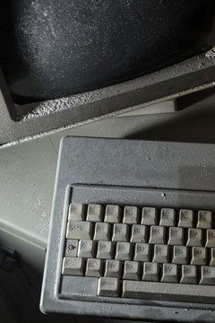 vecchio computer con monitor impolverato