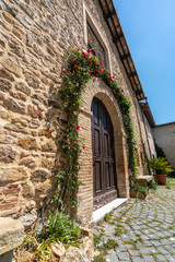 Fototapeta na wymiar Italian romantic church in a cozy village