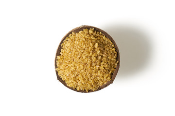 Kasza bulgur w małych miseczkach z kokosa na białym tle © piotrszczepanek