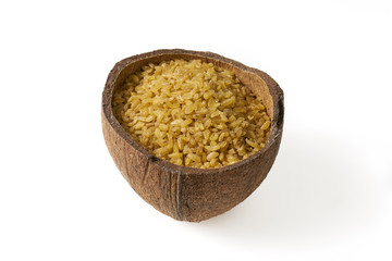 Kasza bulgur w małych miseczkach z kokosa na białym tle © piotrszczepanek