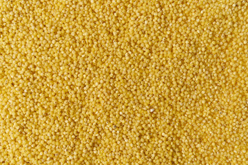 Kasza jaglana rozsypana na całej powieżchni, zbliżenie makro © piotrszczepanek