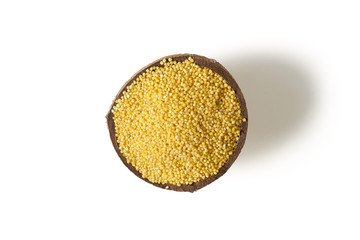 Kasza jaglana w małych miseczkach z kokosa na białym tle © piotrszczepanek