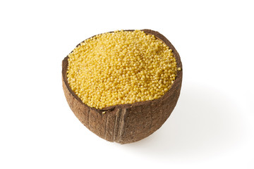 Kasza jaglana w małych miseczkach z kokosa na białym tle © piotrszczepanek