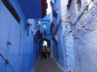 Locals walking through the streets of the old town, Medina, Chaouen (Chefchaouen), Morocc