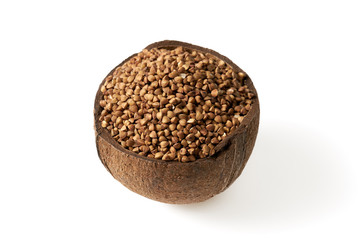 Kasza gryczana w małych miseczkach z kokosa na białym tle