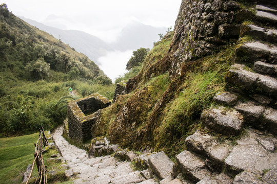 Ruinas incas y escaleras empinadas en el Camino del Inca en Per&uacute;