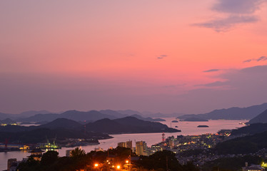 オレンジ色の夕焼けと瀬戸内海の島々