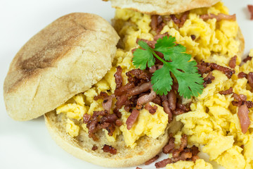 muffin aux oeufs brouillés et bacon