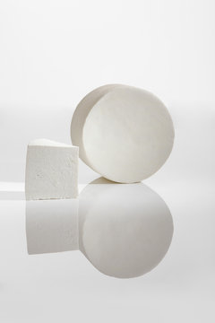 forma di formaggio fresco riflesso su tavolo e isolato su sfondo bianco