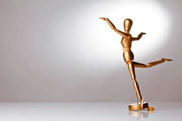 wooden dummy in posizione di ballo, isolato su sfondo bianco